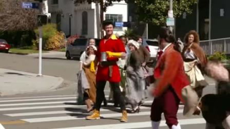 Dan Stevens aparece como la Bestia, Luke Evans como el villano Gastón, y Josh Gad hace a LeFou y a Lumiere. ¿Y la Bella? Corden decidió tomar este papel de la famosa princesa. (Foto: YouTube)