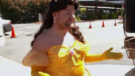 Dan Stevens aparece como la Bestia, Luke Evans como el villano Gastón, y Josh Gad hace a LeFou y a Lumiere. ¿Y la Bella? Corden decidió tomar este papel de la famosa princesa. (Foto: YouTube)