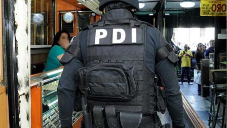 En un operativo con personal de la UIF de la Secretaría de Finanzas se aseguraron 107 relojes, diversas cadenas, plumas y lentes de distintas marcas. Foto PGJ