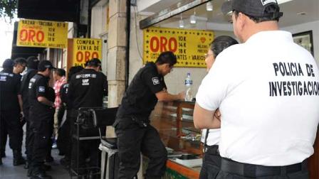 En un operativo con personal de la UIF de la Secretaría de Finanzas se aseguraron 107 relojes, diversas cadenas, plumas y lentes de distintas marcas. Foto PGJ