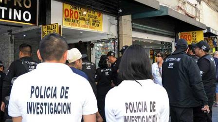 En un operativo con personal de la UIF de la Secretaría de Finanzas se aseguraron 107 relojes, diversas cadenas, plumas y lentes de distintas marcas. Foto PGJ