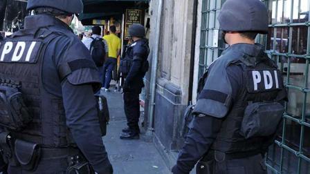 En un operativo con personal de la UIF de la Secretaría de Finanzas se aseguraron 107 relojes, diversas cadenas, plumas y lentes de distintas marcas. Foto PGJ