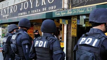 En un operativo con personal de la UIF de la Secretaría de Finanzas se aseguraron 107 relojes, diversas cadenas, plumas y lentes de distintas marcas. Foto PGJ