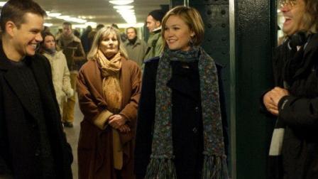 Julia Stiles, con su colega Matt Damon y el director Paul Greengrass, en la filmación de 'The Bourne Supremacy' de 2004. (IMDB)