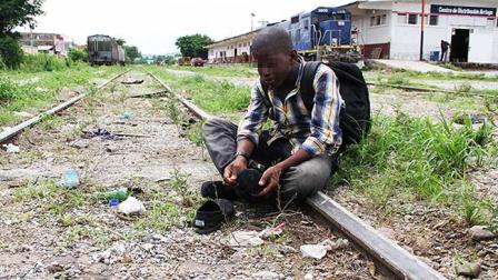 Jóvenes menores de edad originarios dela Ceiba, Honduras, esperan el tren en Arriaga, Chiapas, para migrar a Estados Unidos.