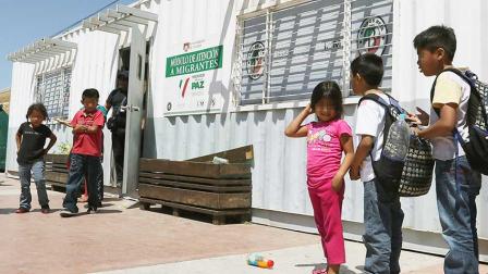 Agentes del Grupo Beta del Instituto Nacional de Migración organizan a niños migrantes en Tijuana, Baja California, tienen asilo y reciben ayuda tras ser detectados por autoridades de EU.