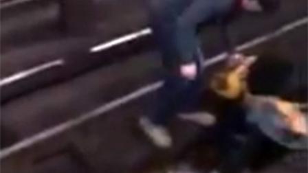 Faltaba al menos un minuto para que el tren llegara al andén y arrollara al hombre. (Foto: Twitter)