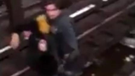 Faltaba al menos un minuto para que el tren llegara al andén y arrollara al hombre. (Foto: Twitter)