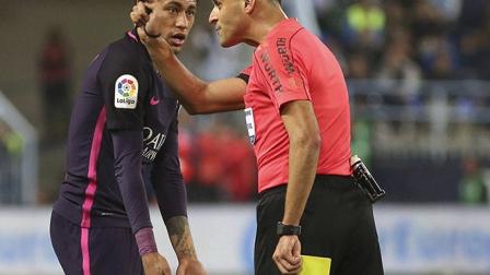 El silbante Jesús Gil Manzano amonestó a Neymar por no ponerse a distancia y después lo expulsó por una falta, aunque en la cédula dice que fue por doble amarilla (EFE)