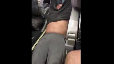 Tras anunciar que el vuelo fue sobrevendido, David Dao fue sacado con violencia del vuelo de United.