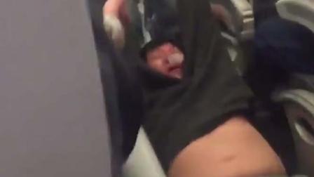 Tras anunciar que el vuelo fue sobrevendido, David Dao fue sacado con violencia del vuelo de United.