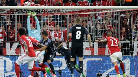 Arturo Vidal puso adelante al Bayern con un certero remate de cabeza (AP)