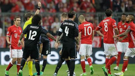 Bayern Múnich se quedó con 10 jugadores tras la expulsión de Javi Martínez (AP)