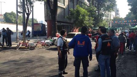 El vehículo que era conducido a exceso de velocidad fue impactado contra los puestos de comida. Foto: Héctor Cano