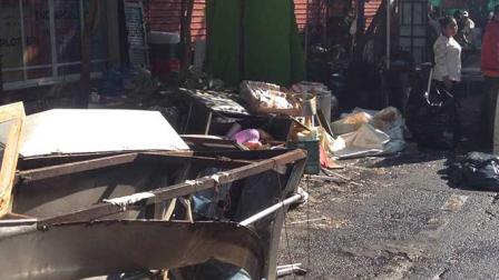 El vehículo que era conducido a exceso de velocidad fue impactado contra los puestos de comida. Foto: Héctor Cano