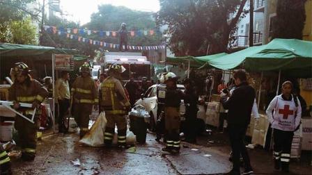 El vehículo que era conducido a exceso de velocidad fue impactado contra los puestos de comida. Foto: Especial