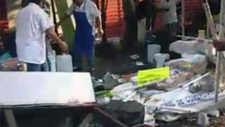 El vehículo que era conducido a exceso de velocidad fue impactado contra los puestos de comida. Foto: Especial