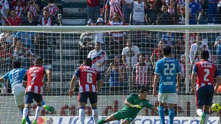 Ángel Mena cobró al sector izquierdo, imposible para Rodolfo Cota (Mexsport)