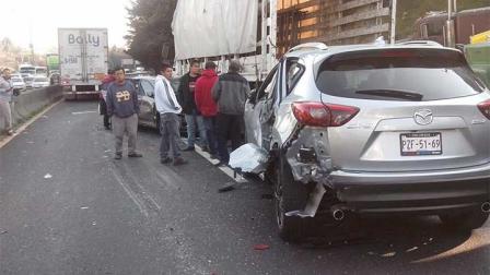 Al menos seis vehículos estuvieron involucrados en el accidente. Foto: Especial