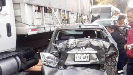 Al menos seis vehículos estuvieron involucrados en el accidente. Foto: Especial