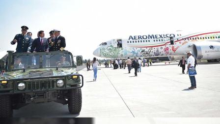 El pesidente Enrique Peña, y los secretarios de la Defensa Nacional y la Marina, Salvador Cienfuegos y Vidal Francisco Soberón, en la Feria Aeroespacial México 2017.