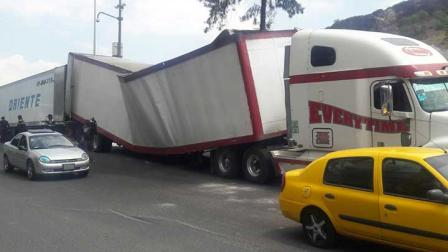 Vecinos de la zona mencionan que la irregularidad en la carpeta asfáltica ha ocasionado múltiples accidentes. Foto Rodolfo Dorantes