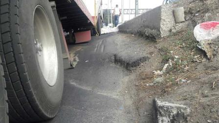 Vecinos de la zona mencionan que la irregularidad en la carpeta asfáltica ha ocasionado múltiples accidentes. Foto Rodolfo Dorantes