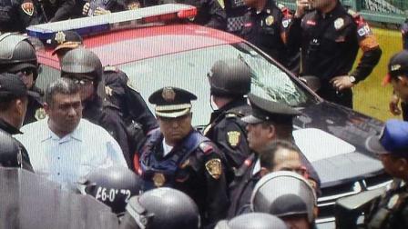 Los inconformes rompieron el parabrisas de la patrulla, donde fue trasladado el presunto asaltante. Foto: Rene Patraca