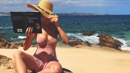 La intérprete de ‘Firework’ visitó las playas mexicanas de Cabo San Lucas, donde disfrutó del buen clima acompañada de un grupo de amigas, con las que posó para una sexy sesión de fotos.