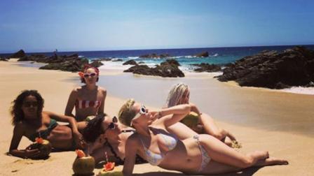 La intérprete de ‘Firework’ visitó las playas mexicanas de Cabo San Lucas, donde disfrutó del buen clima acompañada de un grupo de amigas, con las que posó para una sexy sesión de fotos. (Foto: Instagram)