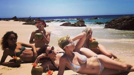La intérprete de ‘Firework’ visitó las playas mexicanas de Cabo San Lucas, donde disfrutó del buen clima acompañada de un grupo de amigas, con las que posó para una sexy sesión de fotos. (Foto: Instagram)