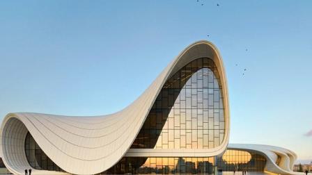 El Heydar Aliyev Canter, edificio en Bakú, Azerbaiyán que mezcla diseños islámicos históricos con patrones geométricos modernos.
