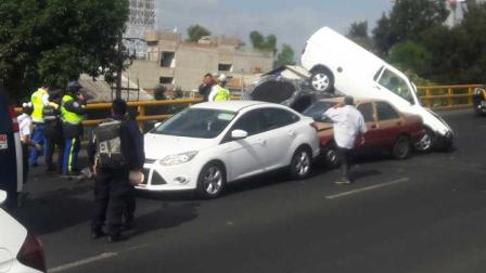 En el lugar se vieron involucrados tres vehículos entre ellos una vagoneta de color blanca que salió proyectada y quedó encima de otro coche. Foto Daniel Magaña