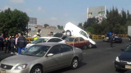 En el lugar se vieron involucrados tres vehículos entre ellos una vagoneta de color blanca que salió proyectada y quedó encima de otro coche. Foto Daniel Magaña
