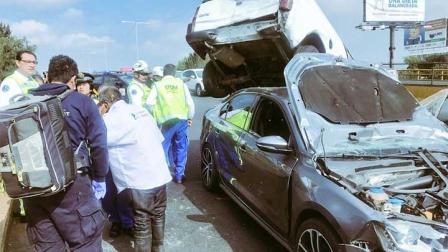 En el lugar se vieron involucrados tres vehículos entre ellos una vagoneta de color blanca que salió proyectada y quedó encima de otro coche. Foto @alertasurbanas