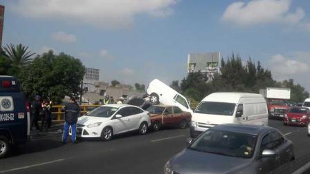 En el lugar se vieron involucrados tres vehículos entre ellos una vagoneta de color blanca que salió proyectada y quedó encima de otro coche. Foto Daniel Magaña