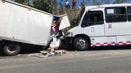 El chofer de la camioneta de carga falleció en el lugar. Foto: Héctor Cano