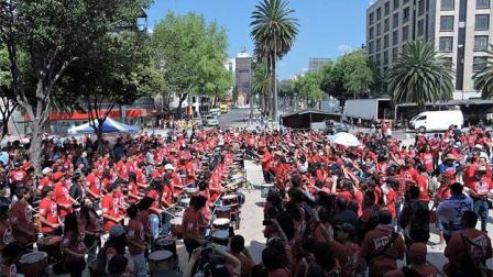 El movimiento se congregó este viernes en el Monumento a la Revolución para dar inicio al evento. Foto: @taxigolden