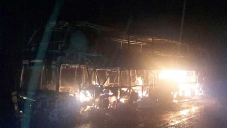 Un sujeto se encerró dentro de un camión y le prendió fuego.