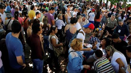 Grupo armado ataca centro de votación en Venezuela; hay un muerto