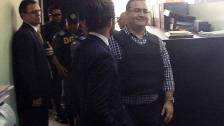 Duarte de Ochoa llegó en ese momento a la sala con una sonrisa en el rostro.