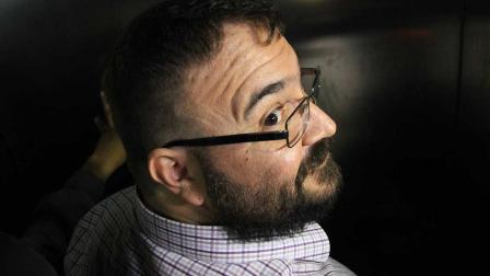Una vez más el detenido sonreía a las cámaras y no dio declaraciones.