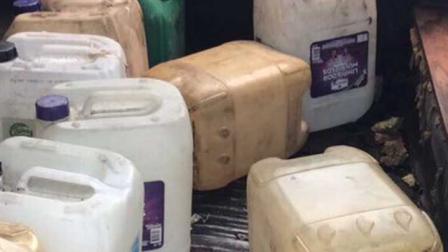 La Policía Metropolitana encontró 67 garrafones con capacidad de 20 litros llenos de gasolina.