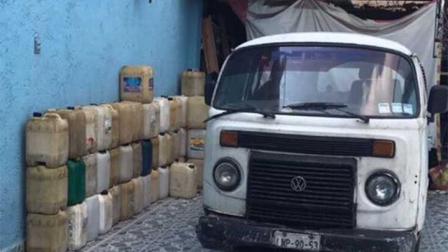 La Policía Metropolitana encontró 67 garrafones con capacidad de 20 litros llenos de gasolina.