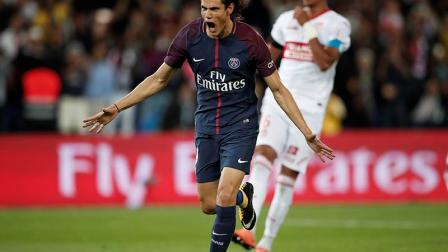 Cavani anotó de penal el segundo del encuentro