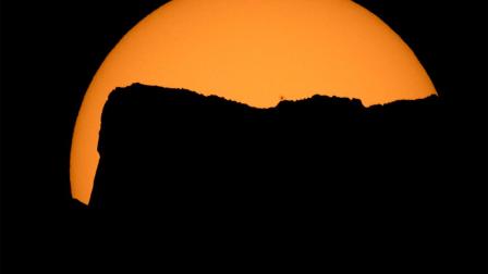 Fotografía cedida por la NASA que muestra una puesta de sol antes del eclipse total en el parque nacional Northern Cascades en Washington (Estados Unidos) hoy, 21 de agosto del 2017.