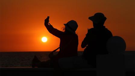 Como de costumbre, decenas de campechanos y visitantes acuden al malecón de la ciudad para observar la puesta de sol. Mañana se espera que a partir de las 13:44 horas se observe el espectáculo del eclipse solar.