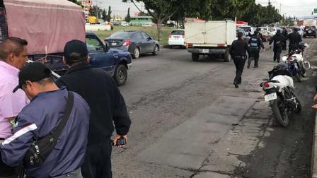 Los manifestantes  impiden el paso vehicular en el Eje 5 Sur. Foto: Rodolfo Dorantes