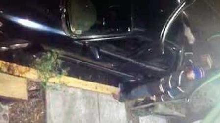  El hombre rocía con gasolina el auto frente a la cámara de la casa de la víctima. Días antes la había acosado.