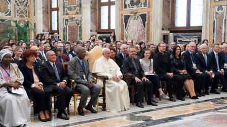 Francisco se reunió el viernes con los participantes de una conferencia internacional respaldada por la Iglesia católica sobre la lucha contra la pornografía infantil. (Foto: Reuters)